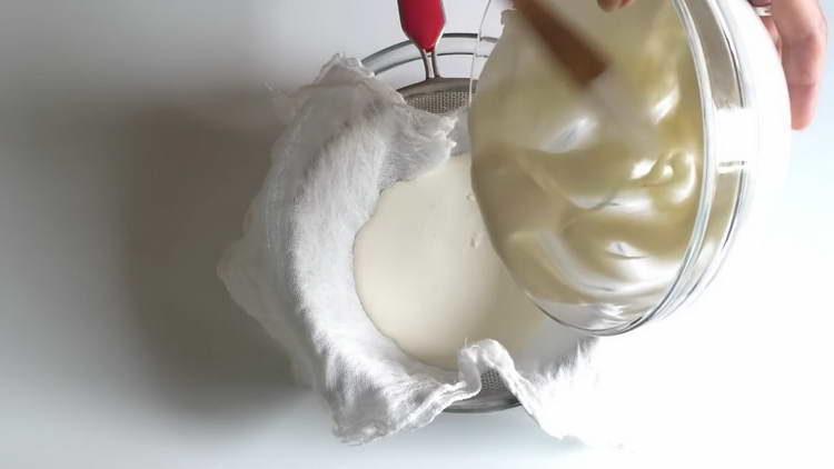 изсипете сметаната и киселото мляко