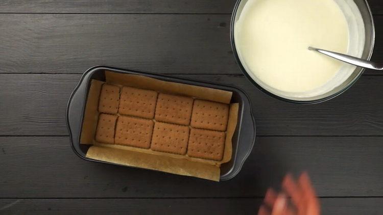 сложете бисквитки във форма