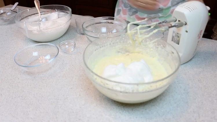 combinați ingredientele