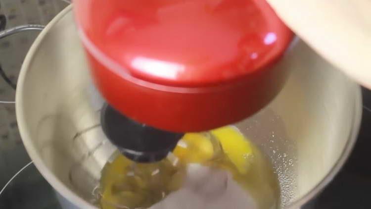 bate ouăle cu zahărul