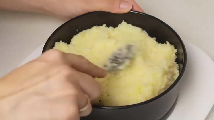 distribuiți crema pe tort