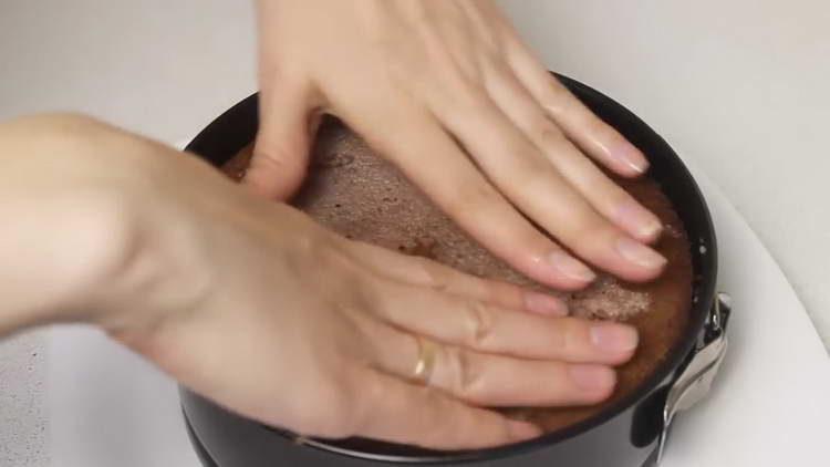 se acoperă crema cu o a doua prăjitură