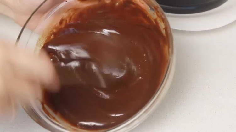 amestecați ciocolata și laptele