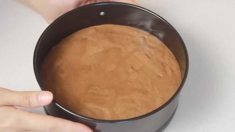 se toarnă aluatul în formă