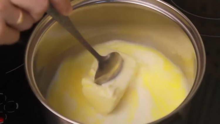 amestecați laptele și untul