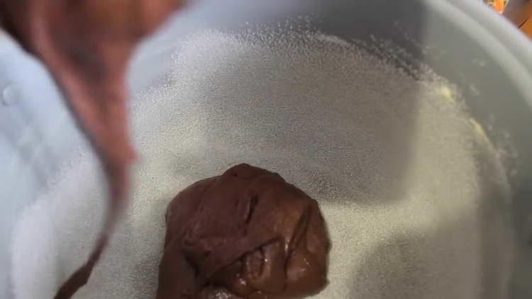 verser la pâte dans le bol multicuiseur