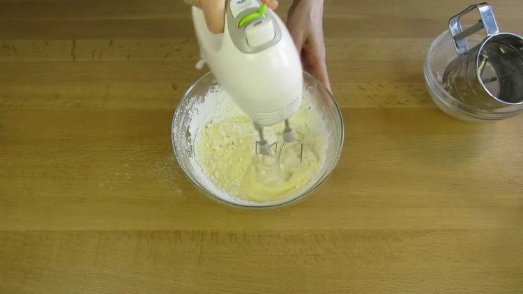 amestecă ingredientele și bate