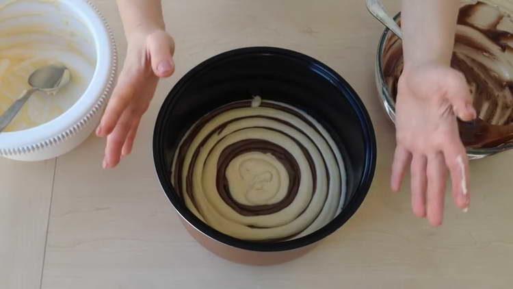 envoyer le gâteau au four