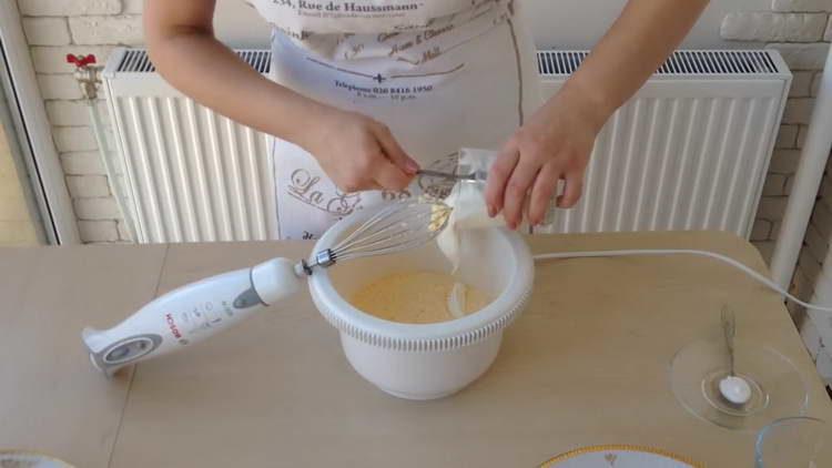 ajouter de la crème sure