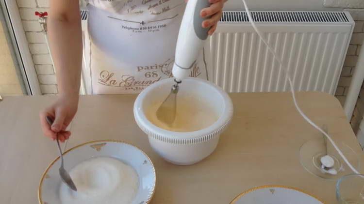 ajouter progressivement le sucre