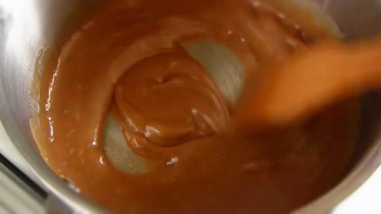 разбъркайте ириса, докато се разтвори