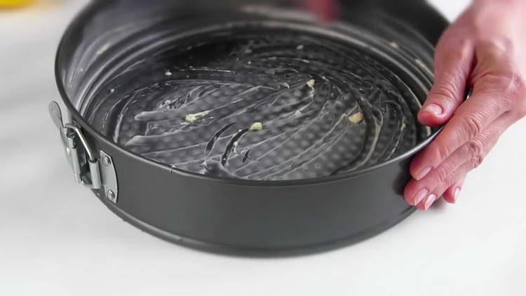 намажете съда за печене с олио