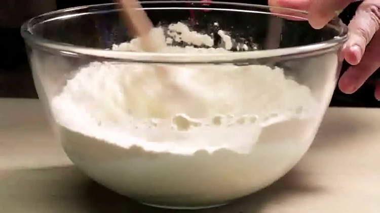 se toarnă praf de copt