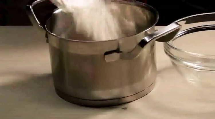 se toarnă făină în ouă