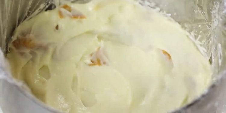 puneți crema în formă