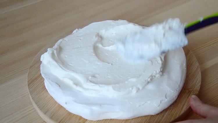 graisser le gâteau avec de la crème