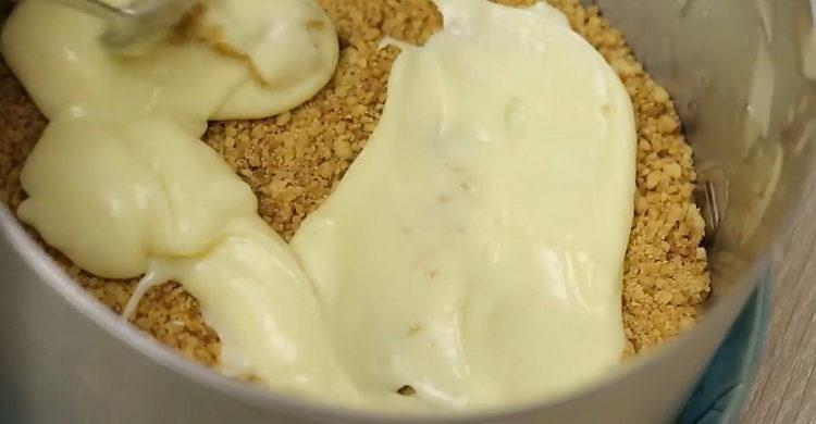 toarnă smântână pe prăjituri