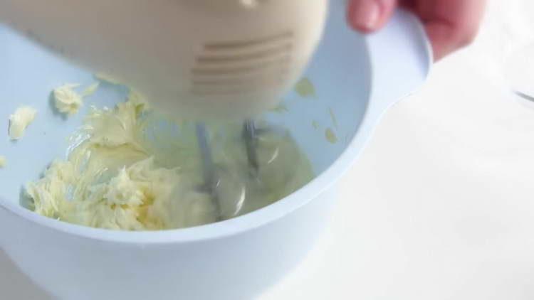 amestecați untul și zahărul