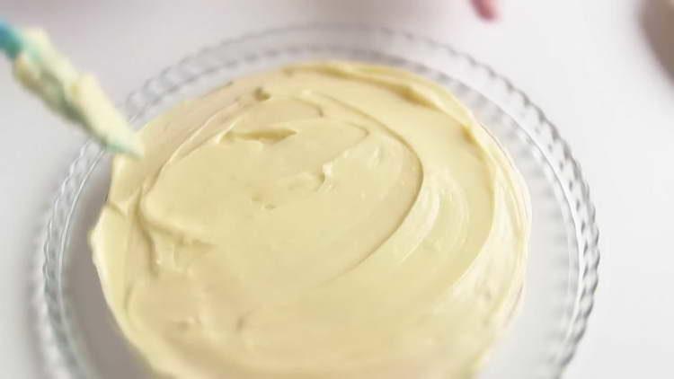 ungeți tortul cu smântână