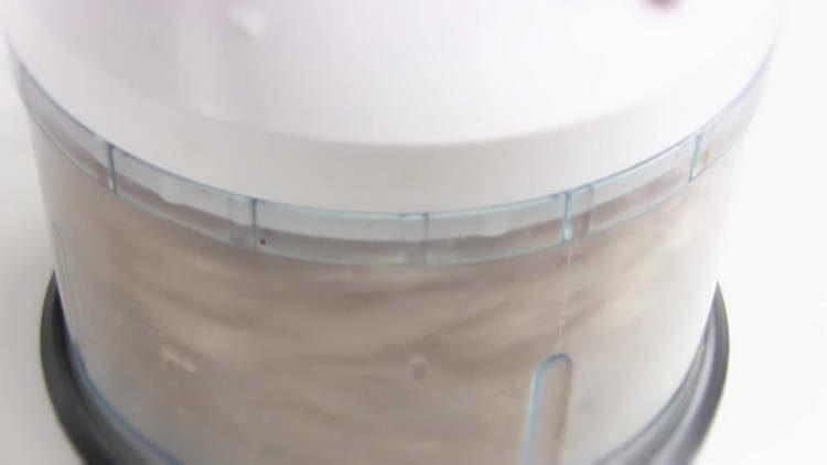 toacă alune într-un blender