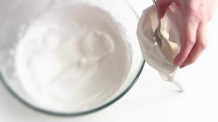 transferați crema într-o pungă de patiserie