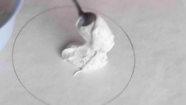 pune aluatul pe pergament