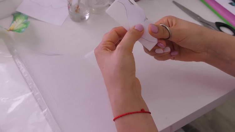 wyciąć skrzydła z papieru