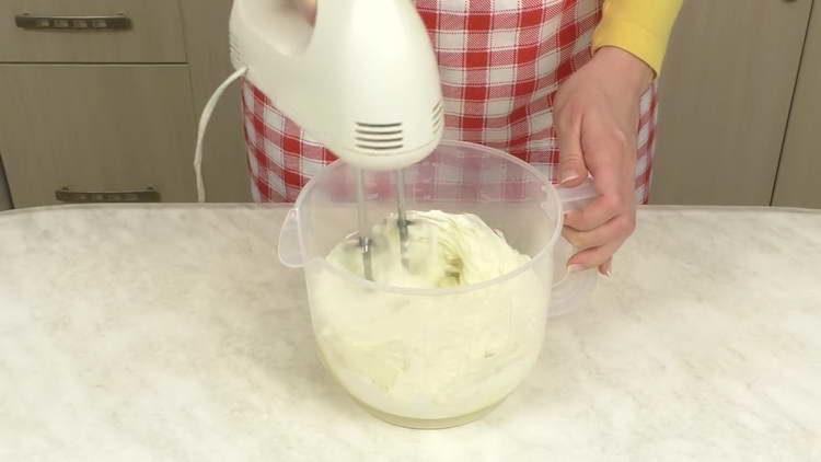 amestecă banana cu brânza de căsuță