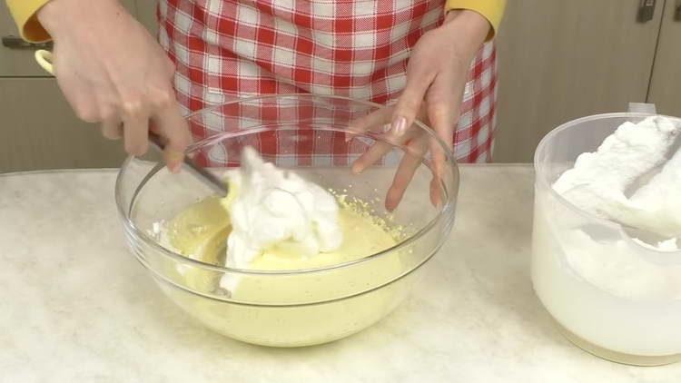 amestecați masa proteică și gălbenușurile