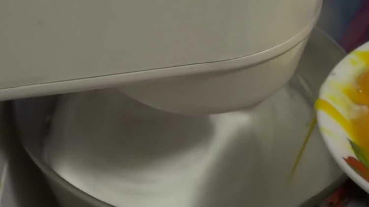 bate proteina și introduce gălbenușurile