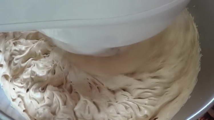se amestecă smântână și lapte condensat