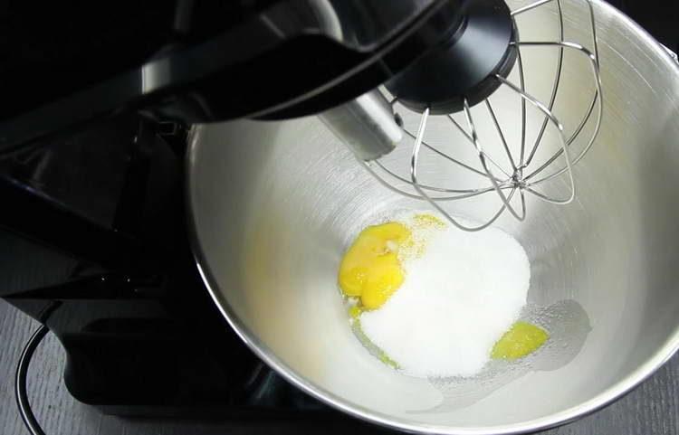 vierta azúcar y vainilla