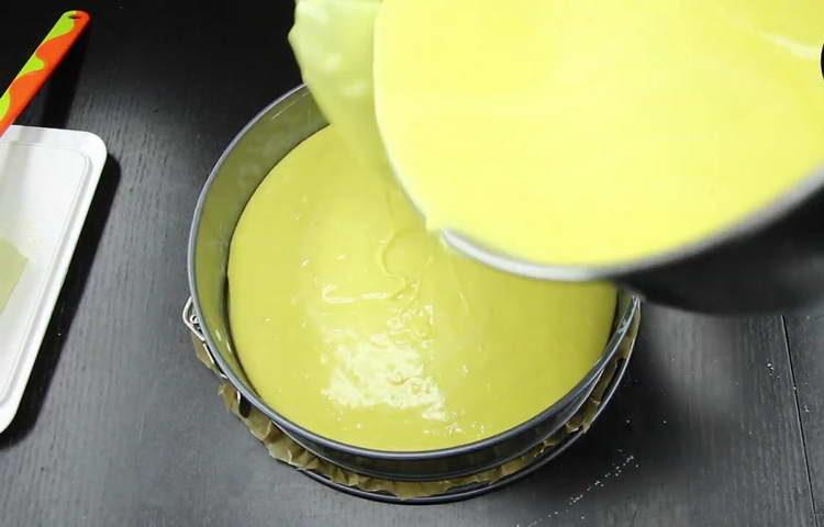 vierta la masa en el molde