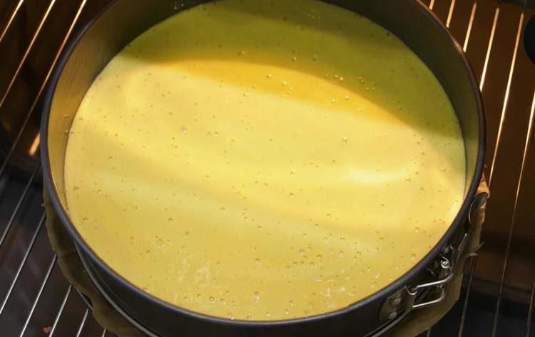 hornear una galleta en el horno