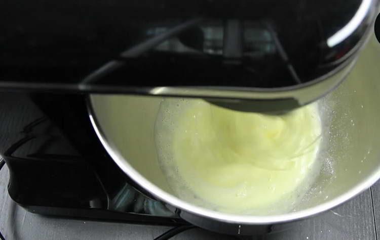 vierta la leche en la masa con un chorro delgado