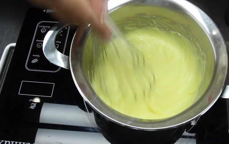 vierta la crema en la olla