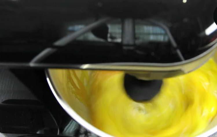 mete las yemas en el tazón de la batidora