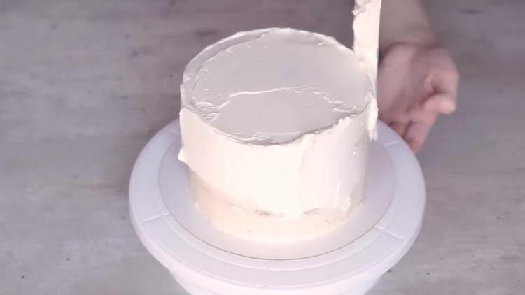 grease the cake with a second layer of cheese cream