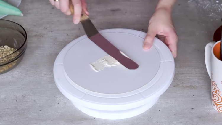 grease the footboard with cream