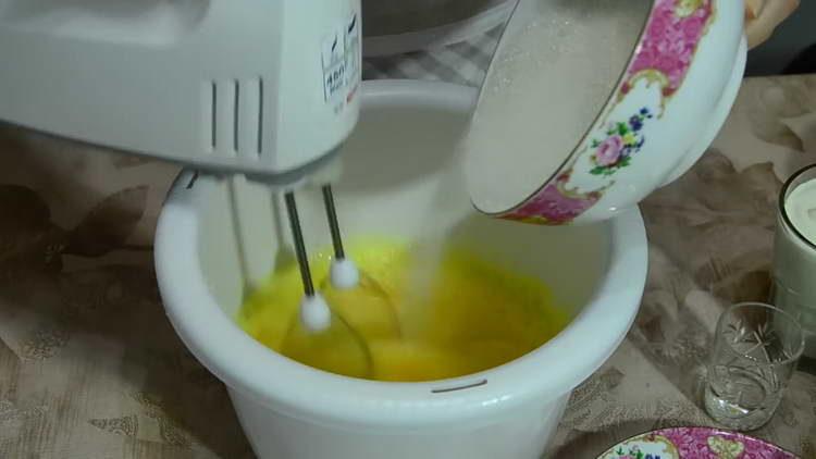 amestecă ouăle cu zahărul