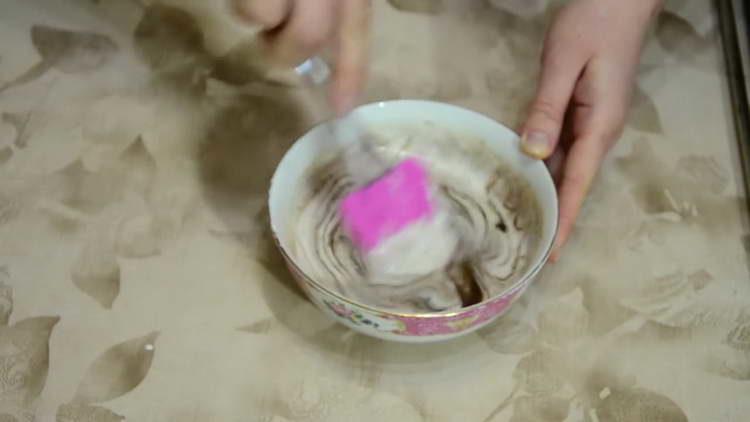 amestecă smântână și ciocolată