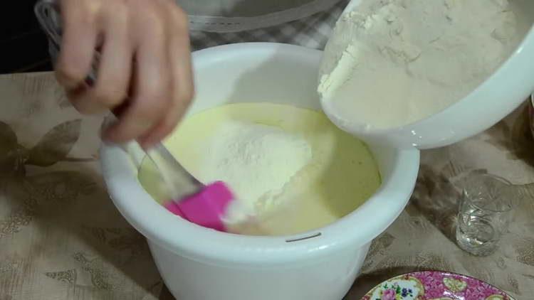 adăugați smântână în ouă
