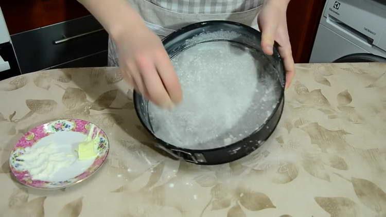 se presară cu făină