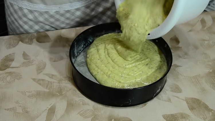 se toarnă aluatul în formă