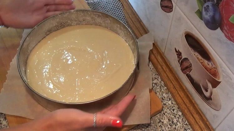 se toarnă aluatul în formă