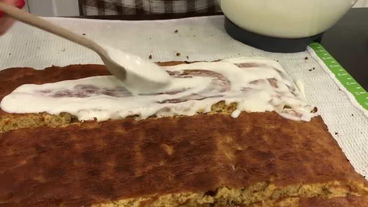 grasa ang cake na may kulay-gatas