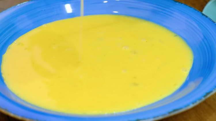 смесете яйцата за тесто