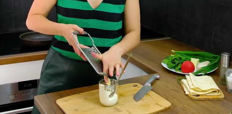 втрийте чесън