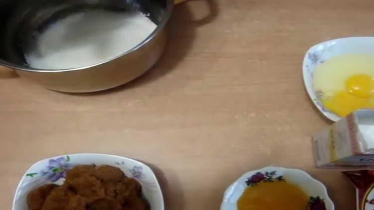 se toarnă zahăr în tigaie