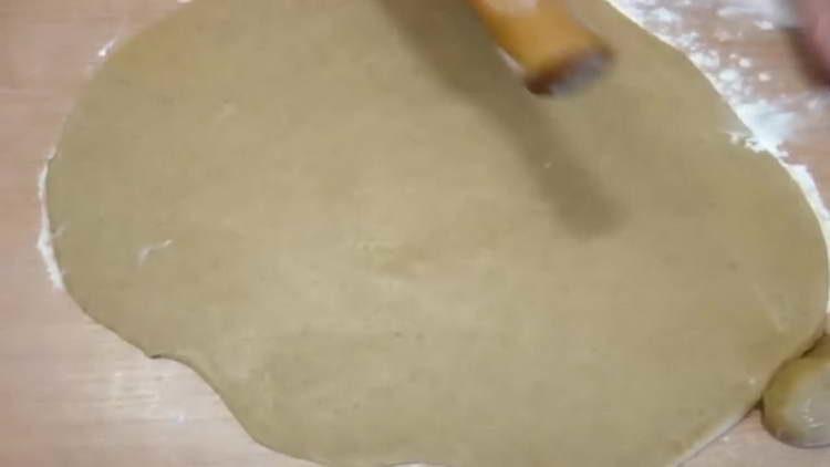 se rulează aluatul într-un strat